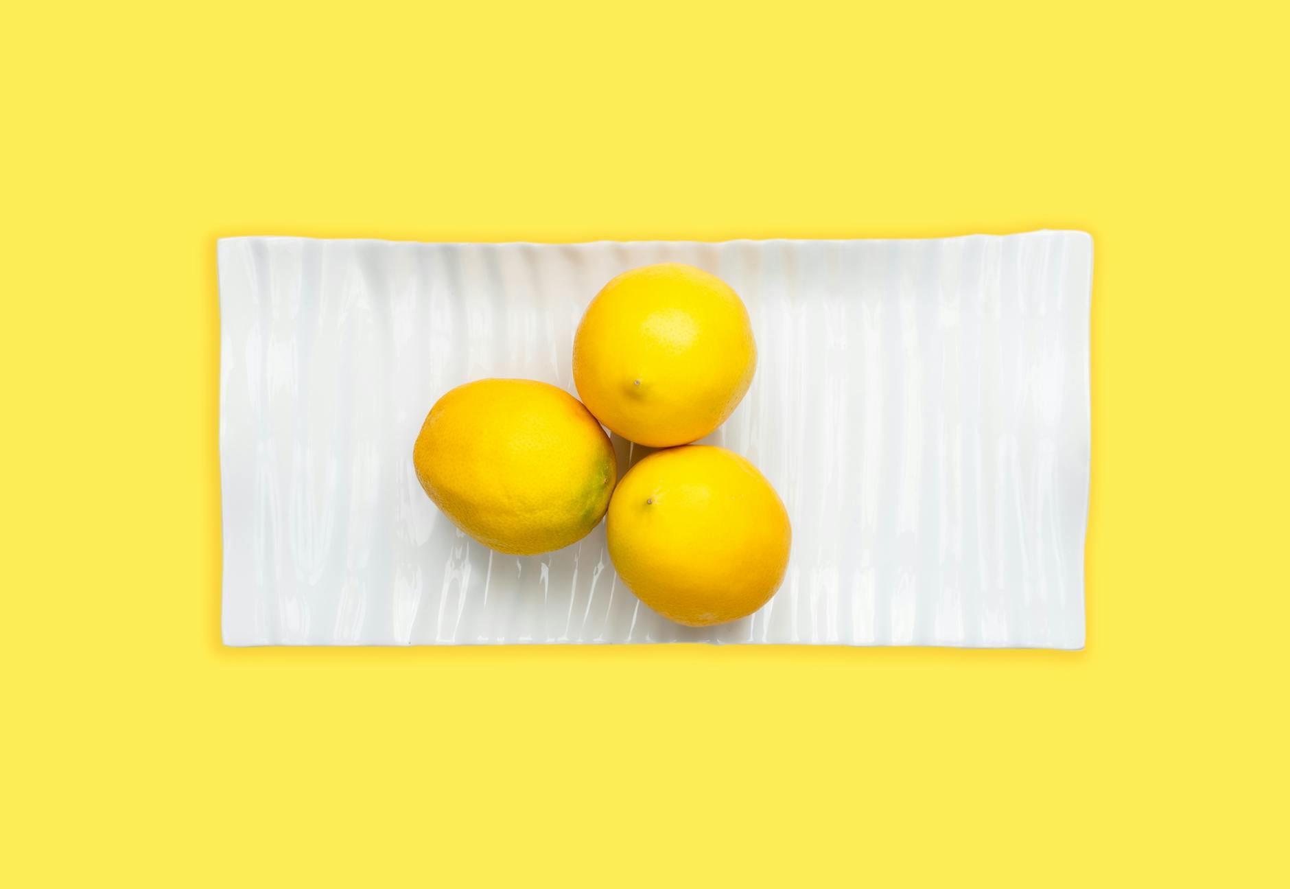 Due limoni freschi su sfondo verde pastello, simbolo di freschezza e rinnovamento nella relazione di coppia