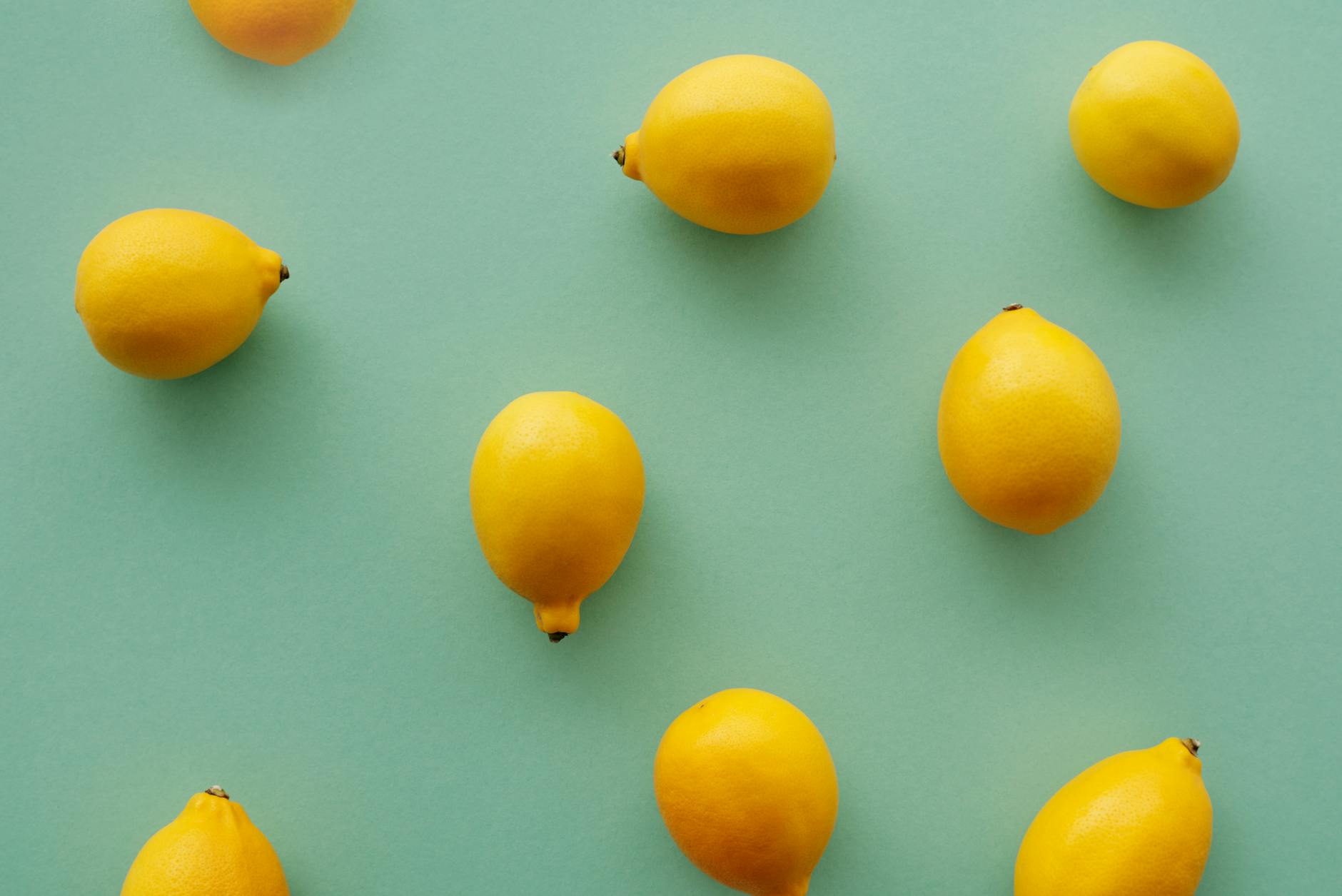 Vibratore al limone giallo su sfondo giallo con banane, che rappresenta il piacere sensoriale dolce e senza pressione